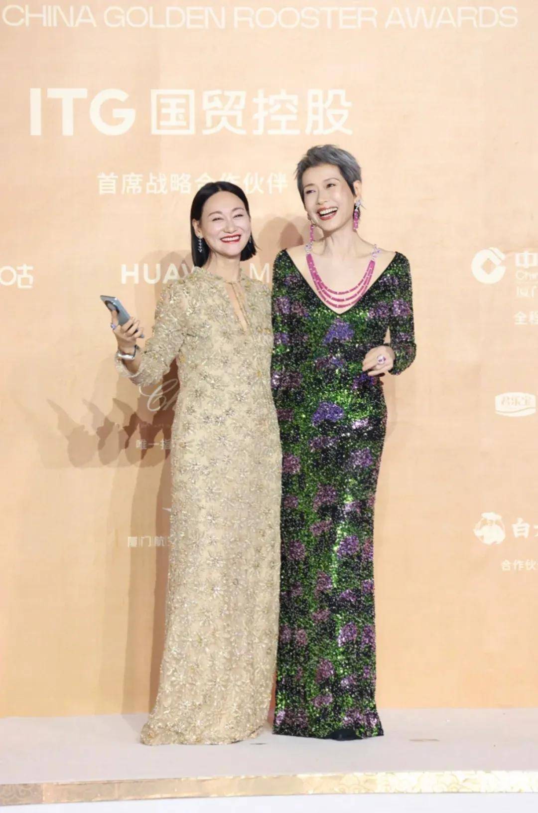 姐”站C位造型时髦斩男又斩女瓦力棋牌62岁叶童：上“浪(图2)