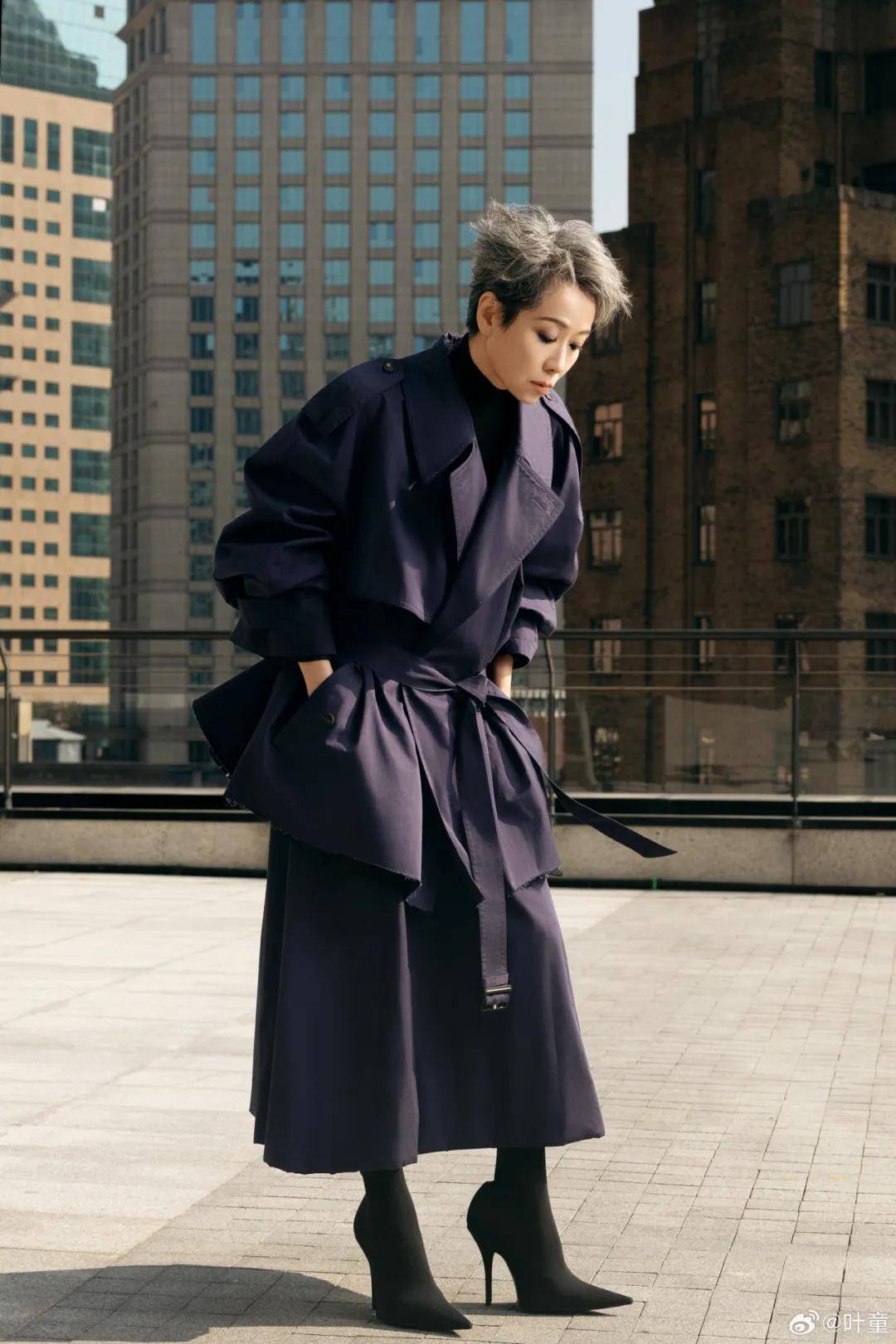 姐”站C位造型时髦斩男又斩女瓦力棋牌62岁叶童：上“浪(图3)