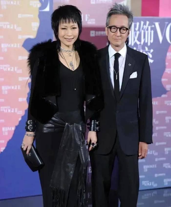 姐”站C位造型时髦斩男又斩女瓦力棋牌62岁叶童：上“浪(图4)