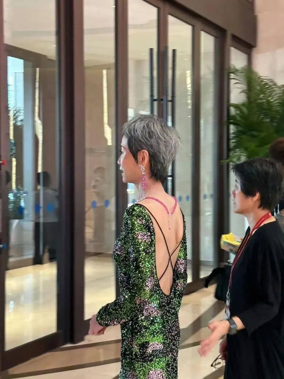 姐”站C位造型时髦斩男又斩女瓦力棋牌62岁叶童：上“浪(图10)