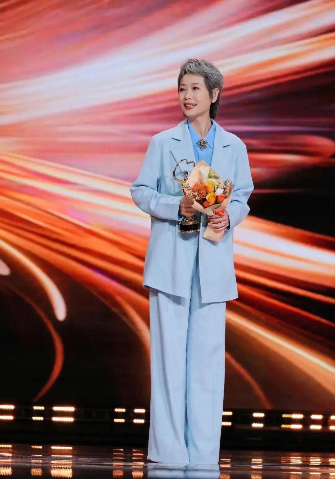 姐”站C位造型时髦斩男又斩女瓦力棋牌62岁叶童：上“浪(图13)