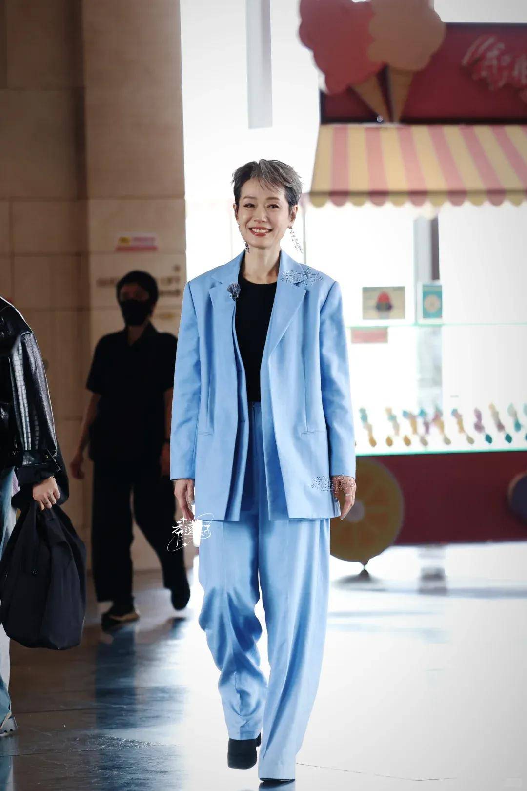 姐”站C位造型时髦斩男又斩女瓦力棋牌62岁叶童：上“浪(图15)