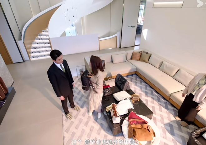 alph Lauren走路带风！瓦利棋牌《新闻女王2》佘诗曼穿R(图5)