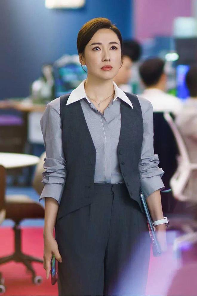 alph Lauren走路带风！瓦利棋牌《新闻女王2》佘诗曼穿R(图20)