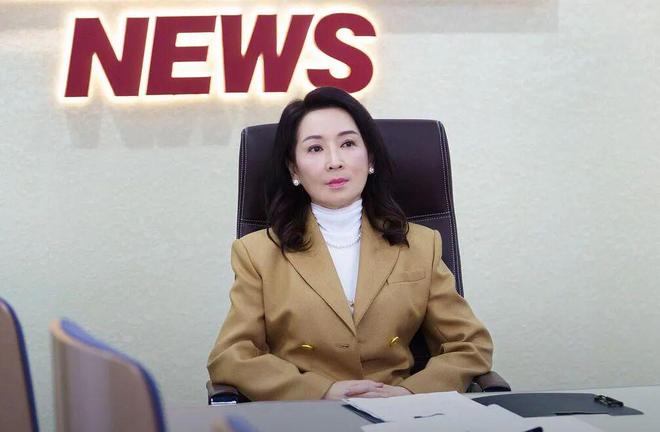 alph Lauren走路带风！瓦利棋牌《新闻女王2》佘诗曼穿R(图10)