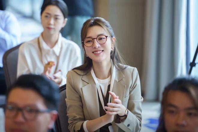 alph Lauren走路带风！瓦利棋牌《新闻女王2》佘诗曼穿R(图17)