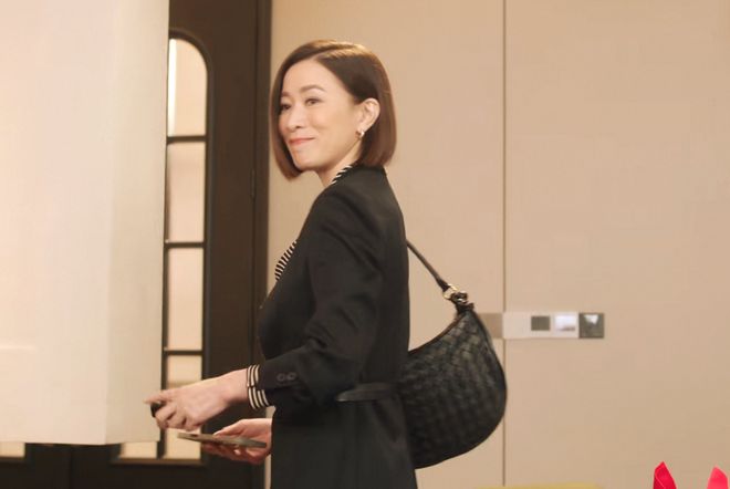 alph Lauren走路带风！瓦利棋牌《新闻女王2》佘诗曼穿R(图22)