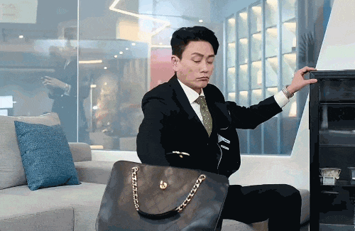 alph Lauren走路带风！瓦利棋牌《新闻女王2》佘诗曼穿R(图25)