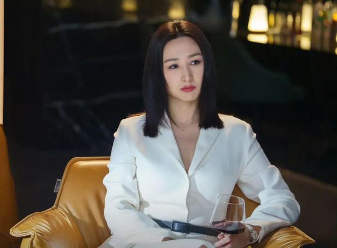 alph Lauren走路带风！瓦利棋牌《新闻女王2》佘诗曼穿R(图37)