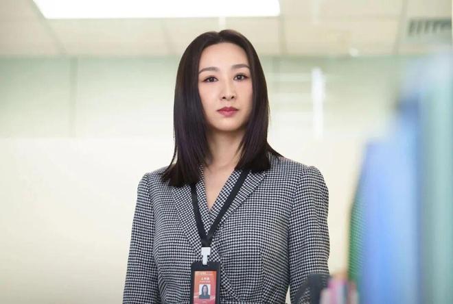 alph Lauren走路带风！瓦利棋牌《新闻女王2》佘诗曼穿R(图34)