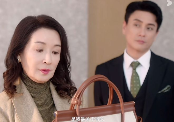 alph Lauren走路带风！瓦利棋牌《新闻女王2》佘诗曼穿R(图40)