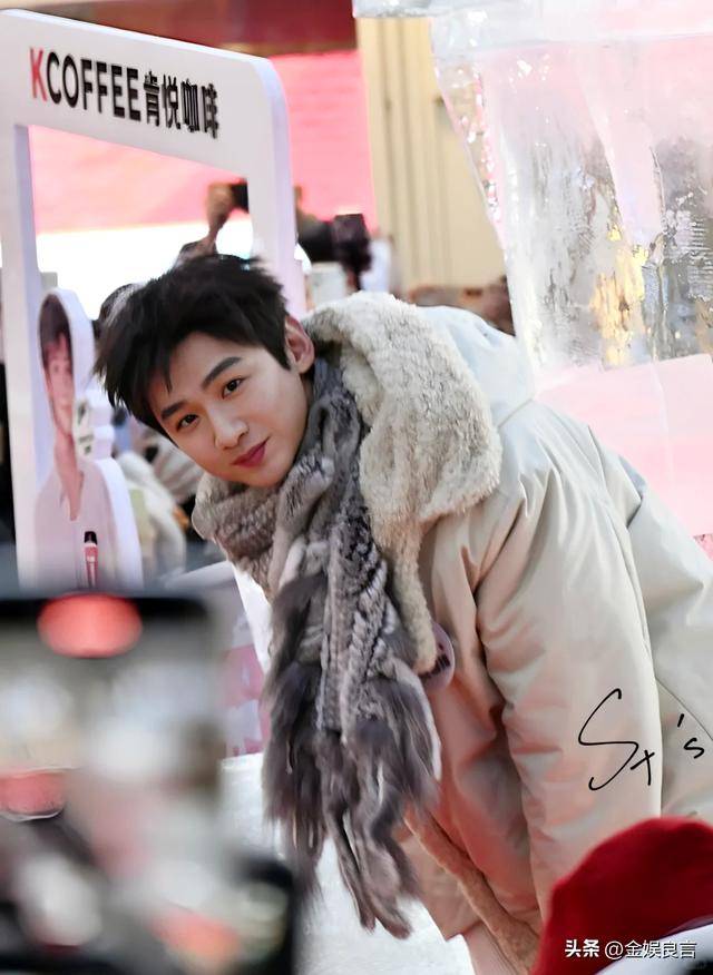 下有皱纹脸宽腮大锡纸烫戴耳钉像男模瓦力娱乐棋牌白敬亭现身黑龙