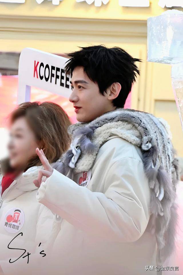 下有皱纹脸宽腮大锡纸烫戴耳钉像男模瓦力娱乐棋牌白敬亭现身黑龙江生图(图5)