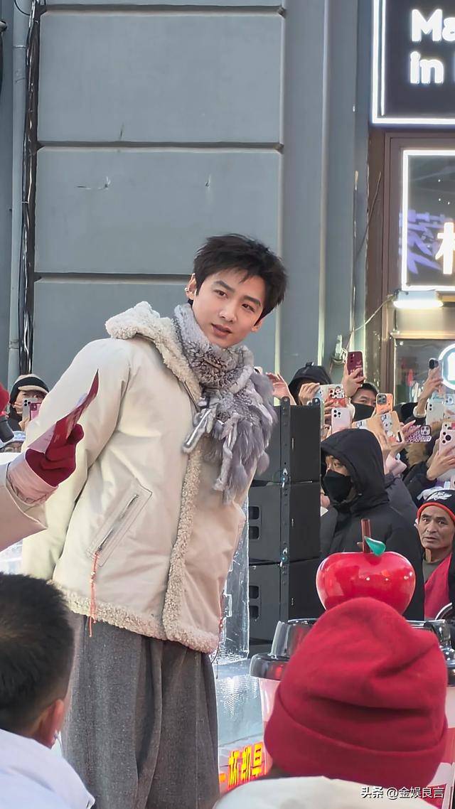 下有皱纹脸宽腮大锡纸烫戴耳钉像男模瓦力娱乐棋牌白敬亭现身黑龙江生图(图6)