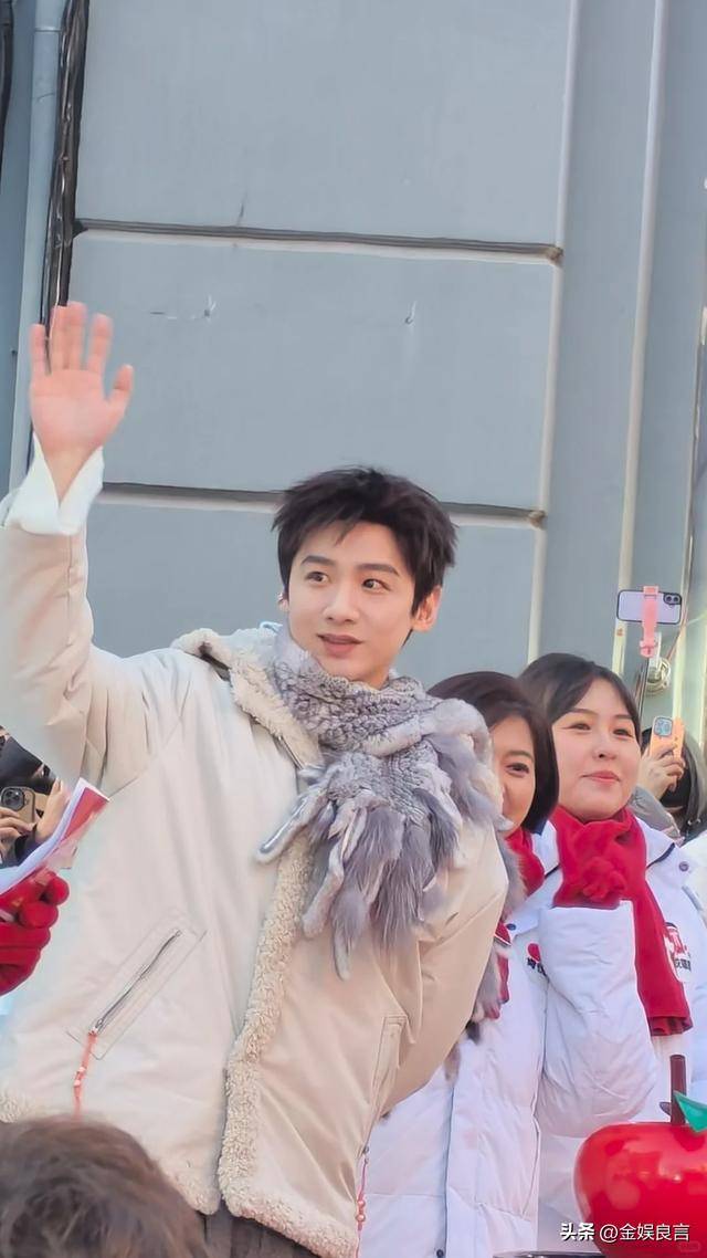 下有皱纹脸宽腮大锡纸烫戴耳钉像男模瓦力娱乐棋牌白敬亭现身黑龙江生图(图9)