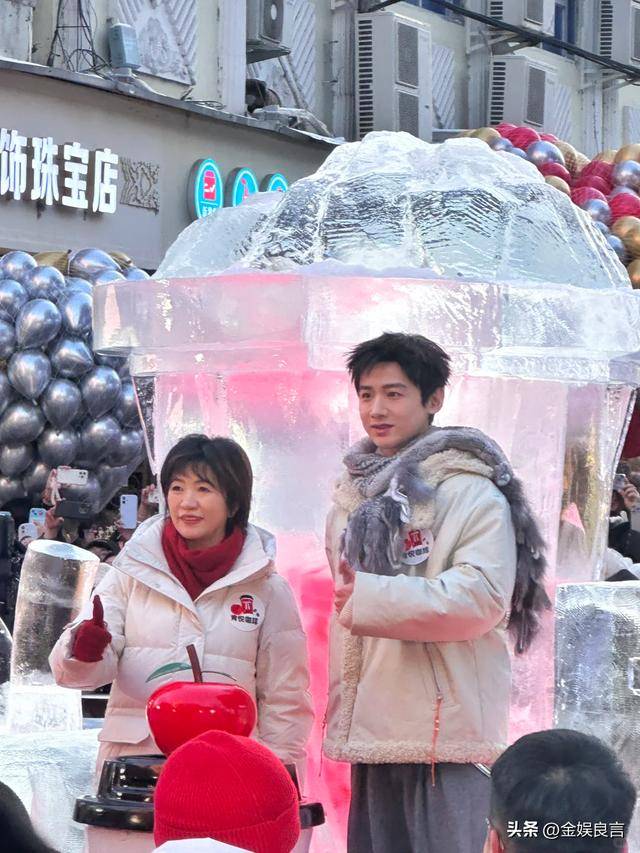 下有皱纹脸宽腮大锡纸烫戴耳钉像男模瓦力娱乐棋牌白敬亭现身黑龙江生图(图8)