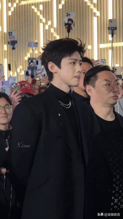 下有皱纹脸宽腮大锡纸烫戴耳钉像男模瓦力娱乐棋牌白敬亭现身黑龙江生图(图12)