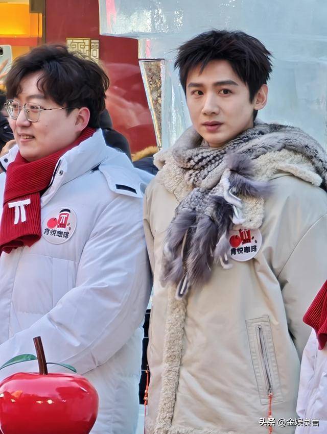 下有皱纹脸宽腮大锡纸烫戴耳钉像男模瓦力娱乐棋牌白敬亭现身黑龙江生图(图11)